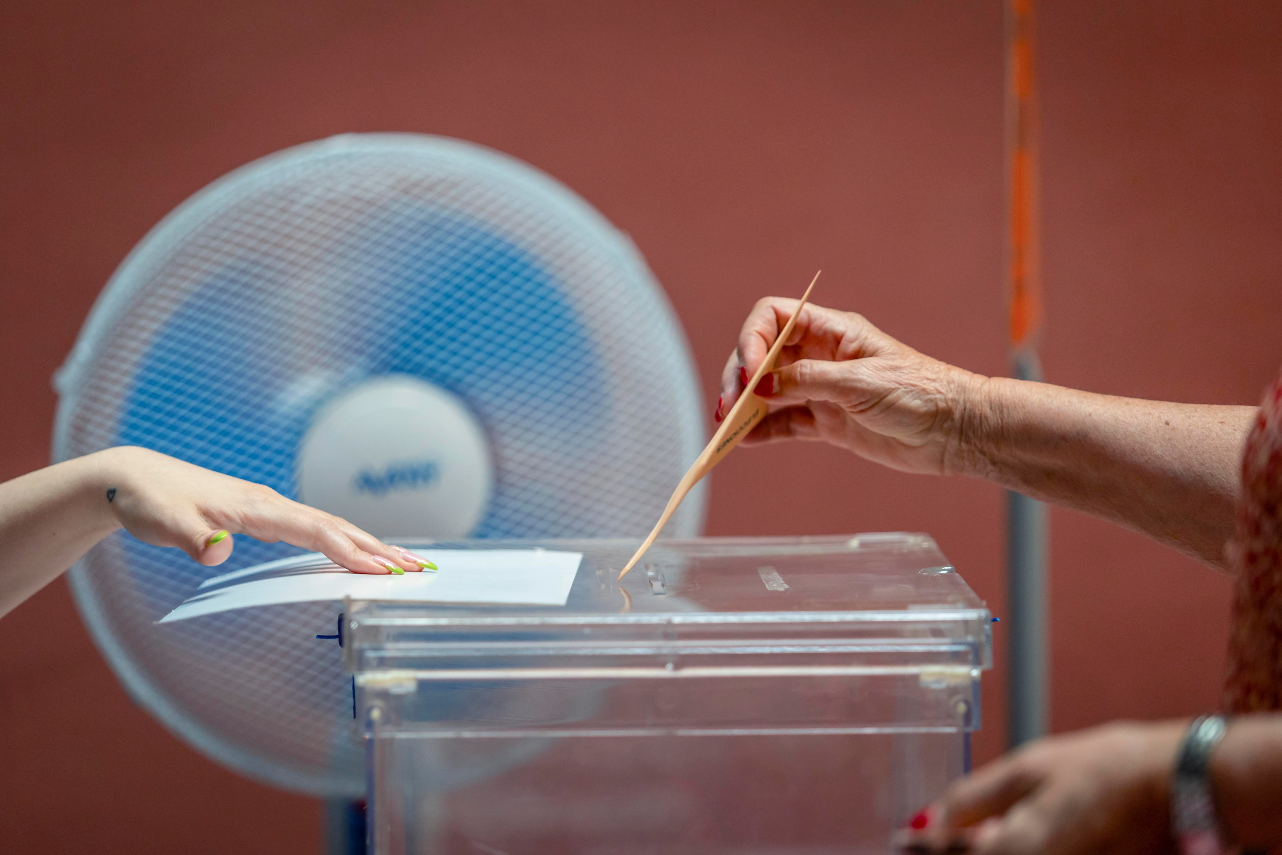 Una votante ejerce su derecho al voto en las elecciones generales