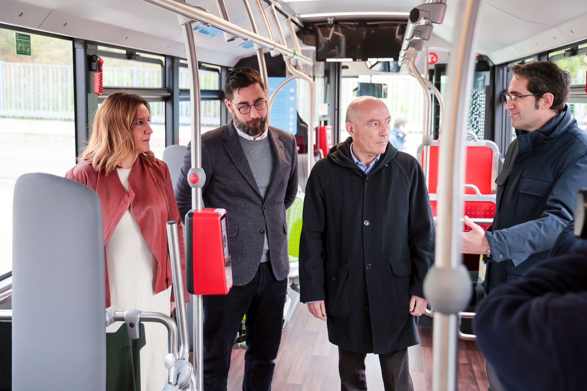 La alcaldesa de València, María José Catalá, y el concejal de Transportes, Jesús Carbonell, visitan los nuevos autobuses híbridos de la EMT en las cocheras de San Isidro.