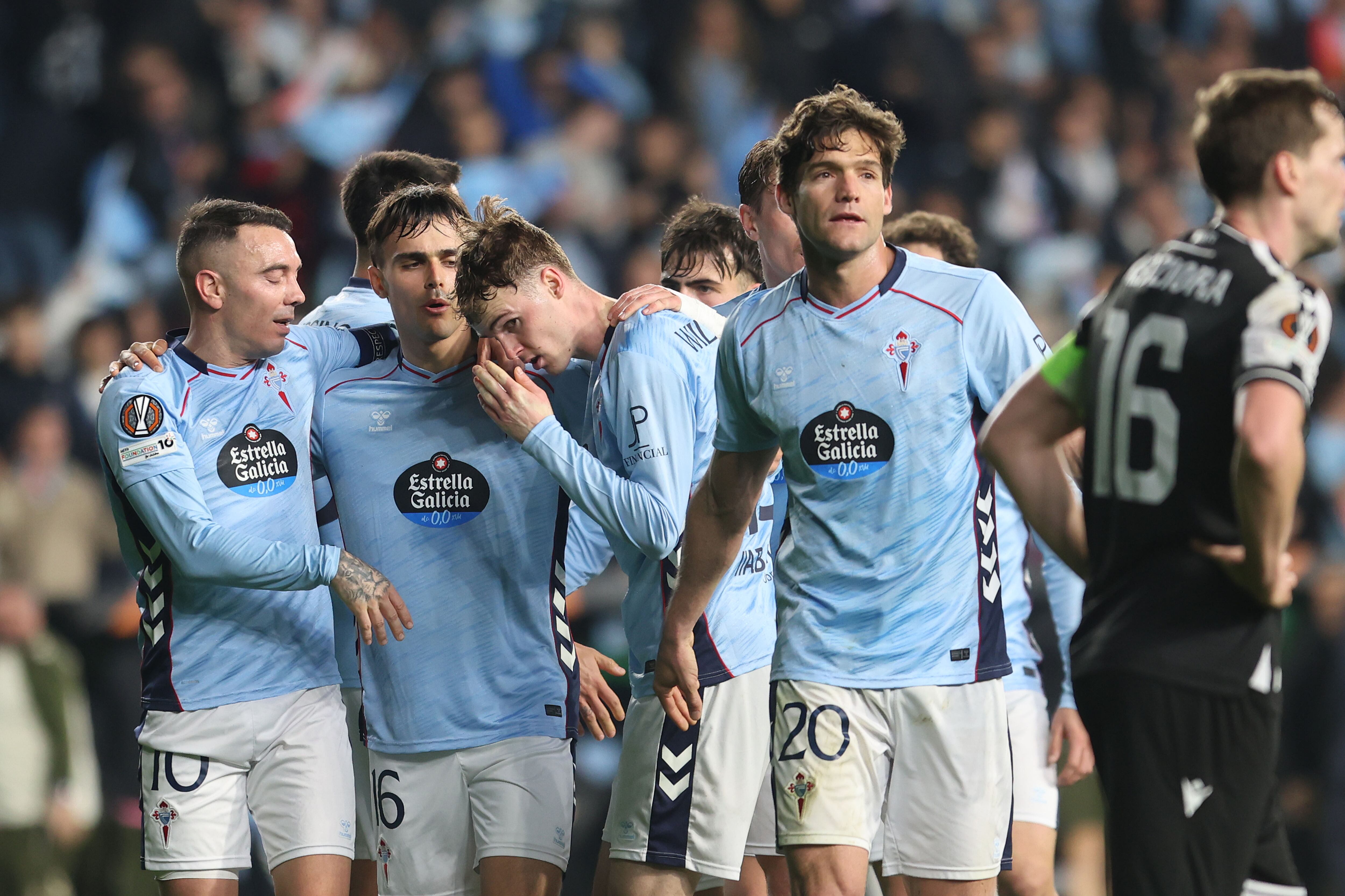 Vigo (Pontevedra) 26/02/2026.- Los jugadores del Celta tras conseguir el primer gol del equipo vigués durante el encuentro de vuelta de los playoff de la Liga Europa que Celta de Vigo y Paok FC han disputado este jueves en el estadio de Balaídos, en Vigo. EFE / Salvador Sas.