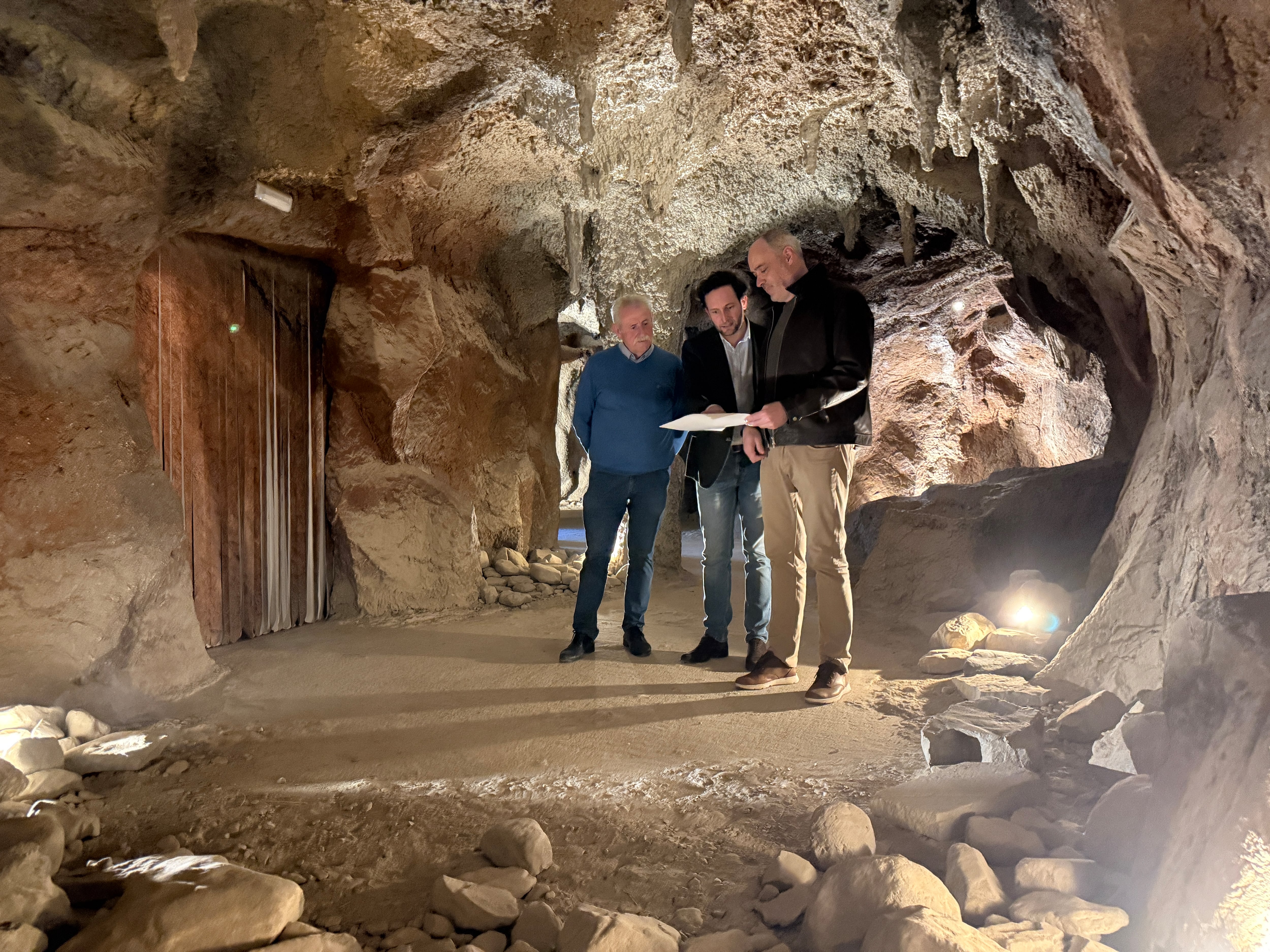 Álvaro Bescós, Isaac Claver y Luis Terrén en la visita a la cueva de las Güixas