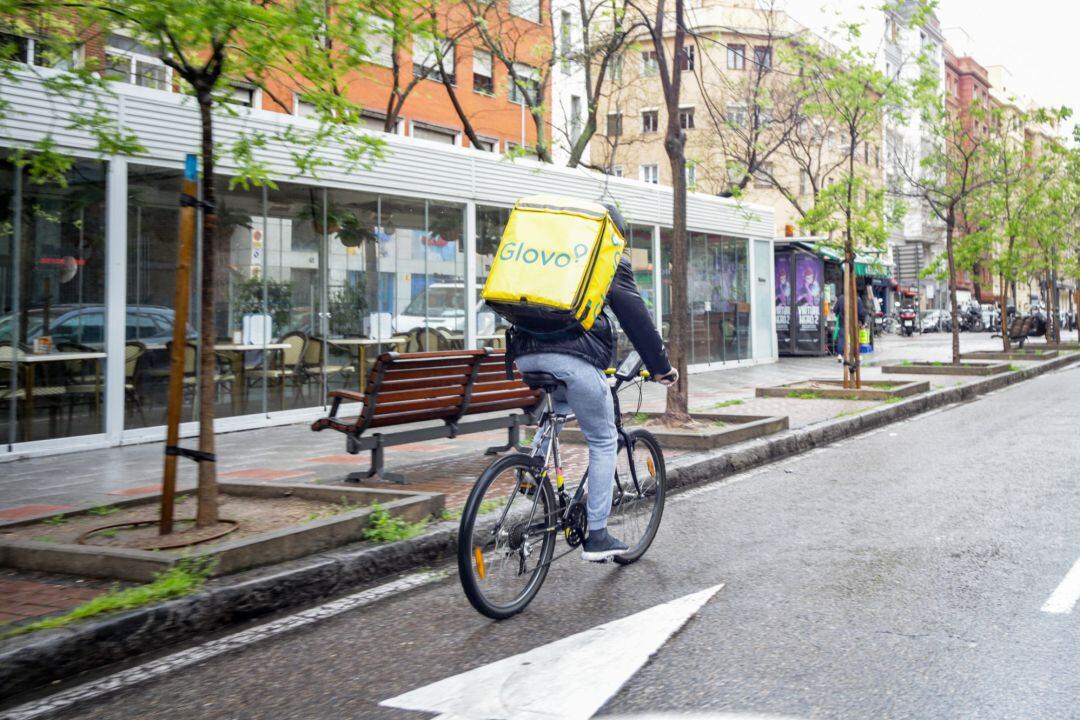 Un repartidor de la empresa Glovo en una imagen de archivo