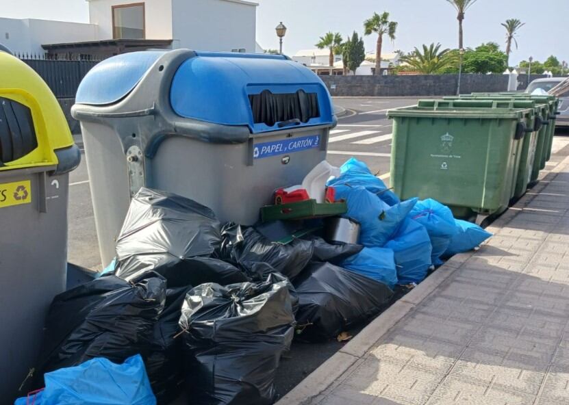 Residuos junto a contenedores en una calle del municipio de Yaiza.