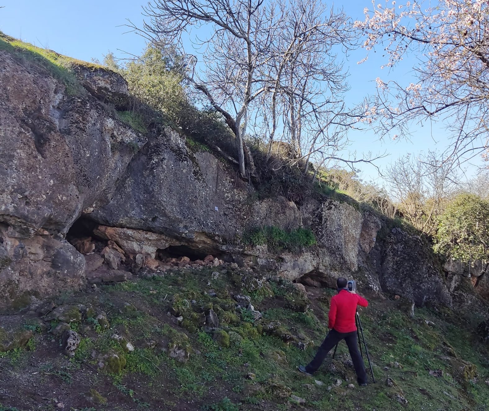 Trabajos en la Cueva de la Lobera, Castellar.