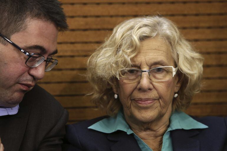 GRA064. MADRID, 17/09/2015.- La alcaldesa de Madrid, Manuela Carmena, junto al concejal de Economía y Hacienda, Carlos Sánchez Mato (i), durante la rueda de prensa ofrecida hoy en el Ayuntamiento de la capital para hacer balance de los primeros cien días de Gobierno, en un acto en el que ha estado acompañada todos los concejales de su equipo. EFE/Zipi