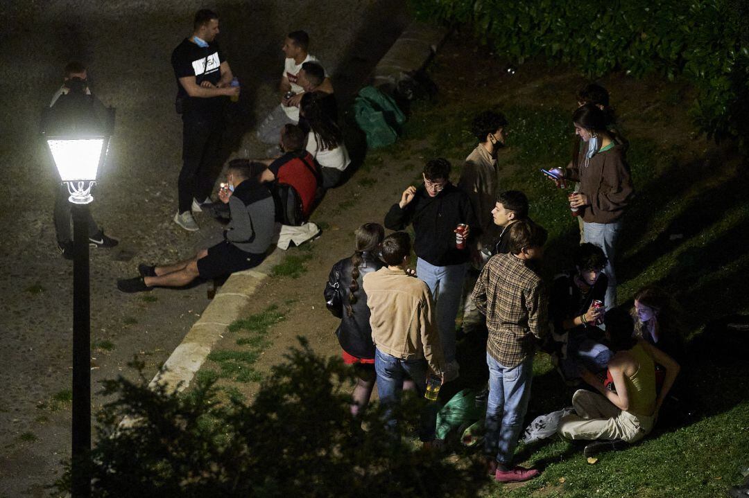 Varios jóvenes se concentran en el Parque de las Vistillas, uno de los lugares típicos de reunión en las fiestas de San Isidro.