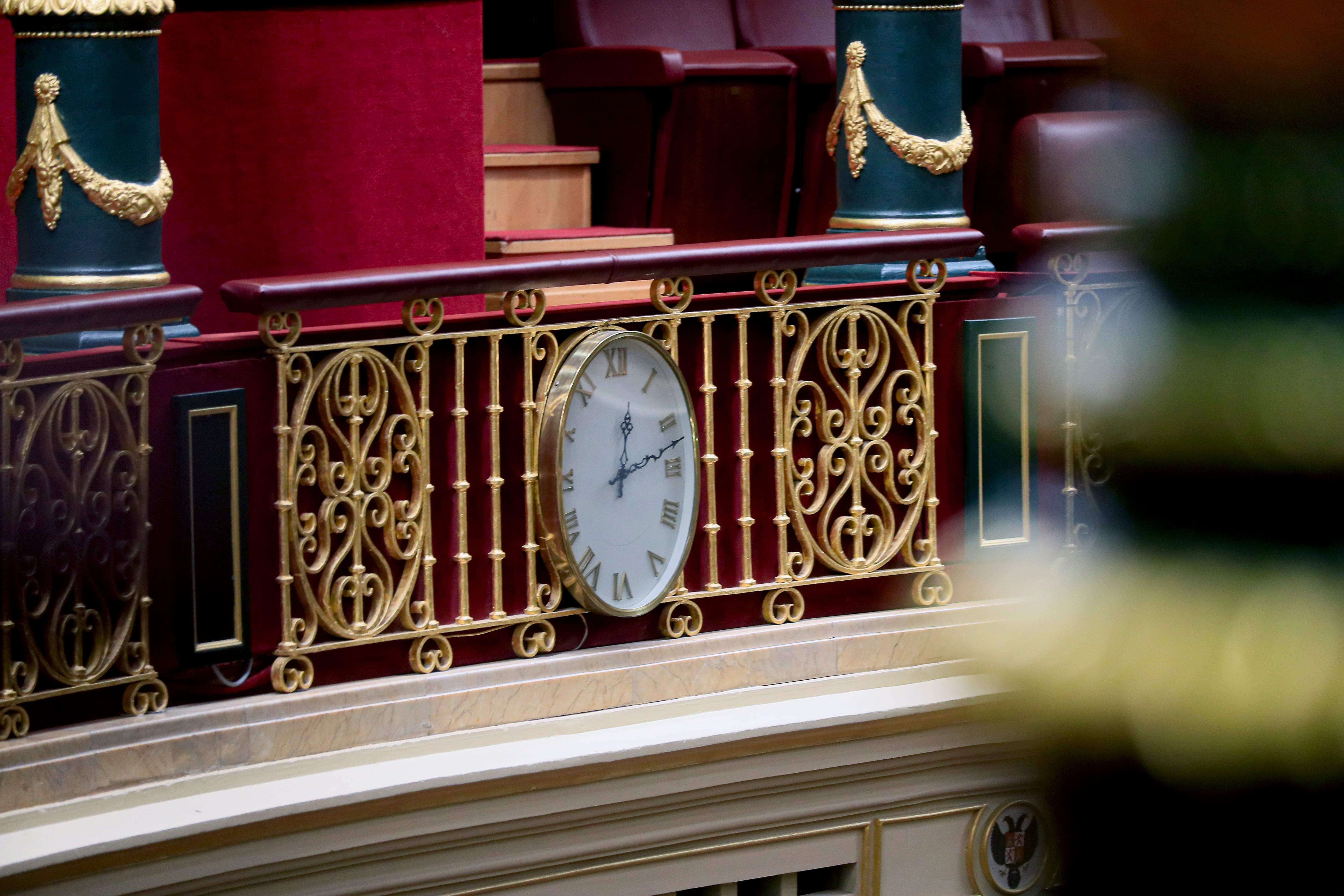 Vista del reloj instalado en el hemiciclo del Congreso de los Diputados