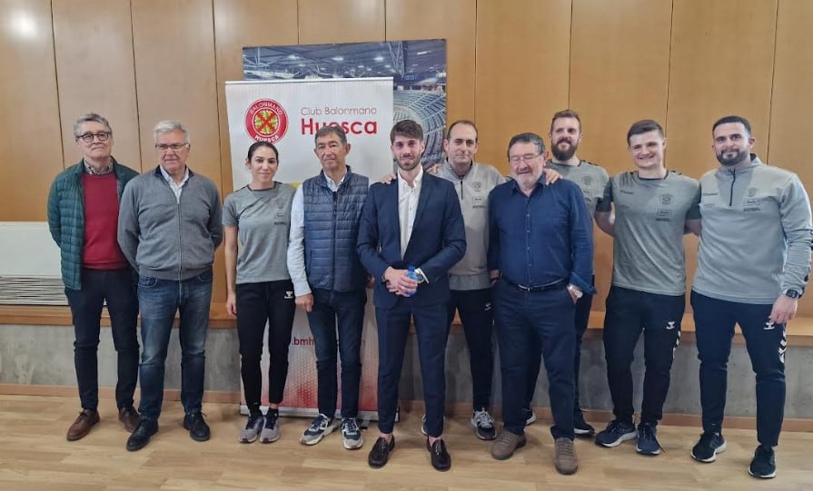 Gerard Carmona con los técnicos y directivos del Bada Huesca