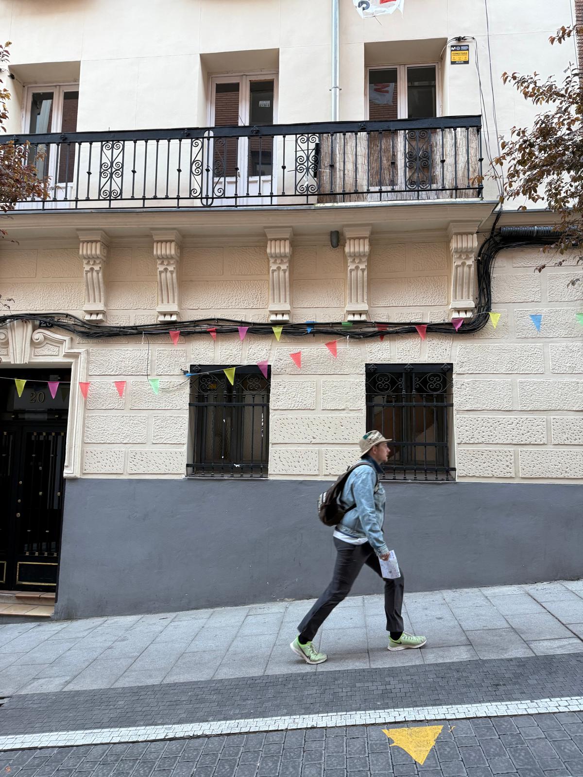 Turista pasea con un mapa de la ciudad de Madrid