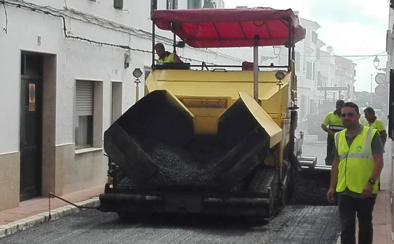 Operarios y máquinas asfaltaban la calle Sant Esteve de Sant Lluís.