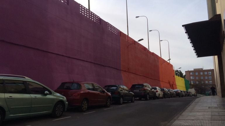 Muro exterior de la Piscina María Luisa Cabañero de Puertollano