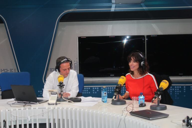 Maribel Verdú y Roberto Sánchez en el estudio