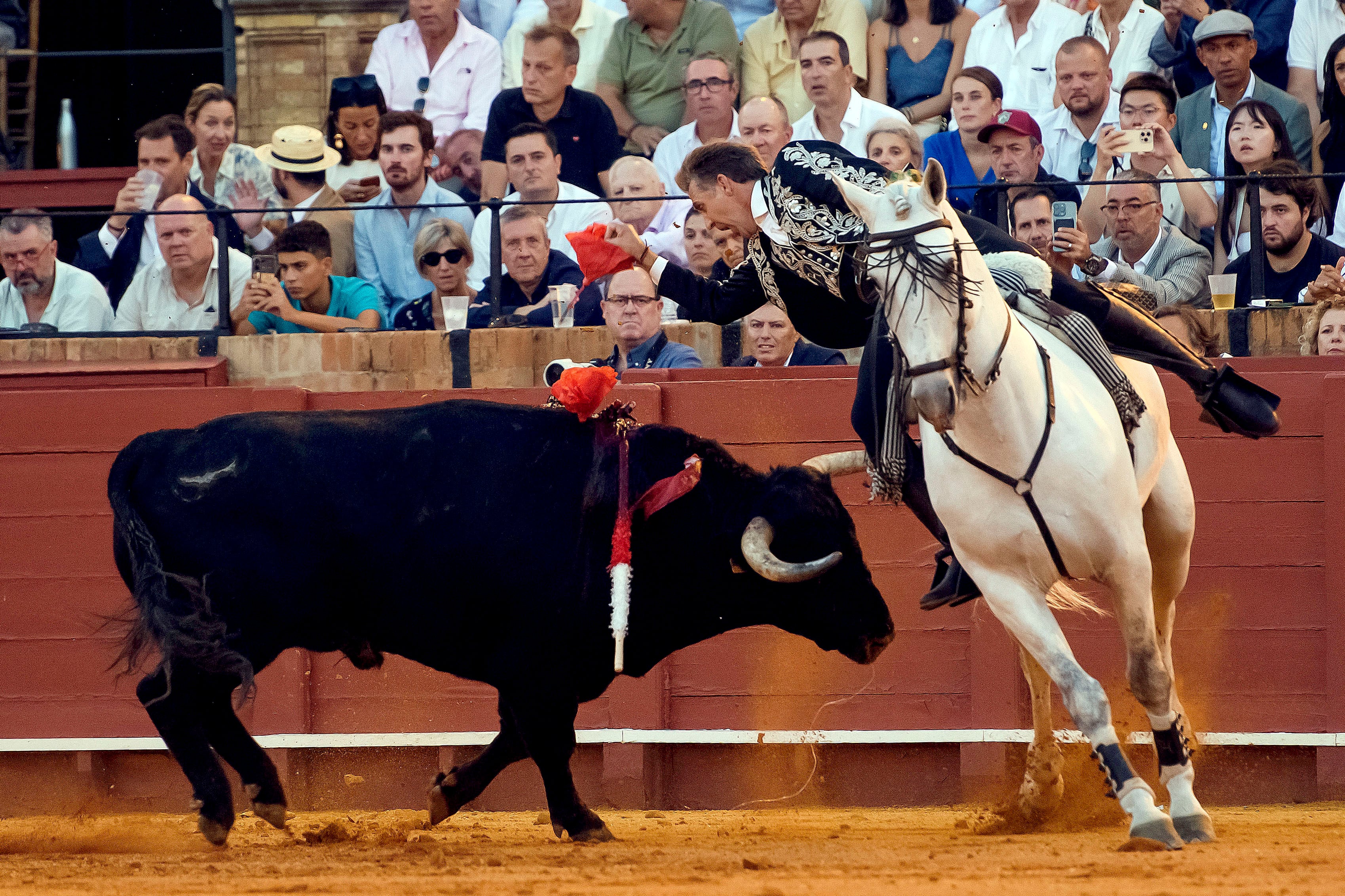 SEVILLA, 29/09/2024.- El rejoneador Pablo Hermoso de Mendoza en su segundo toro de la tarde, durante la corrida de la Feria de San Miguel celebrada este domingo en la plaza de toros de la Maestranza, en Sevilla. EFE/Raúl Caro
