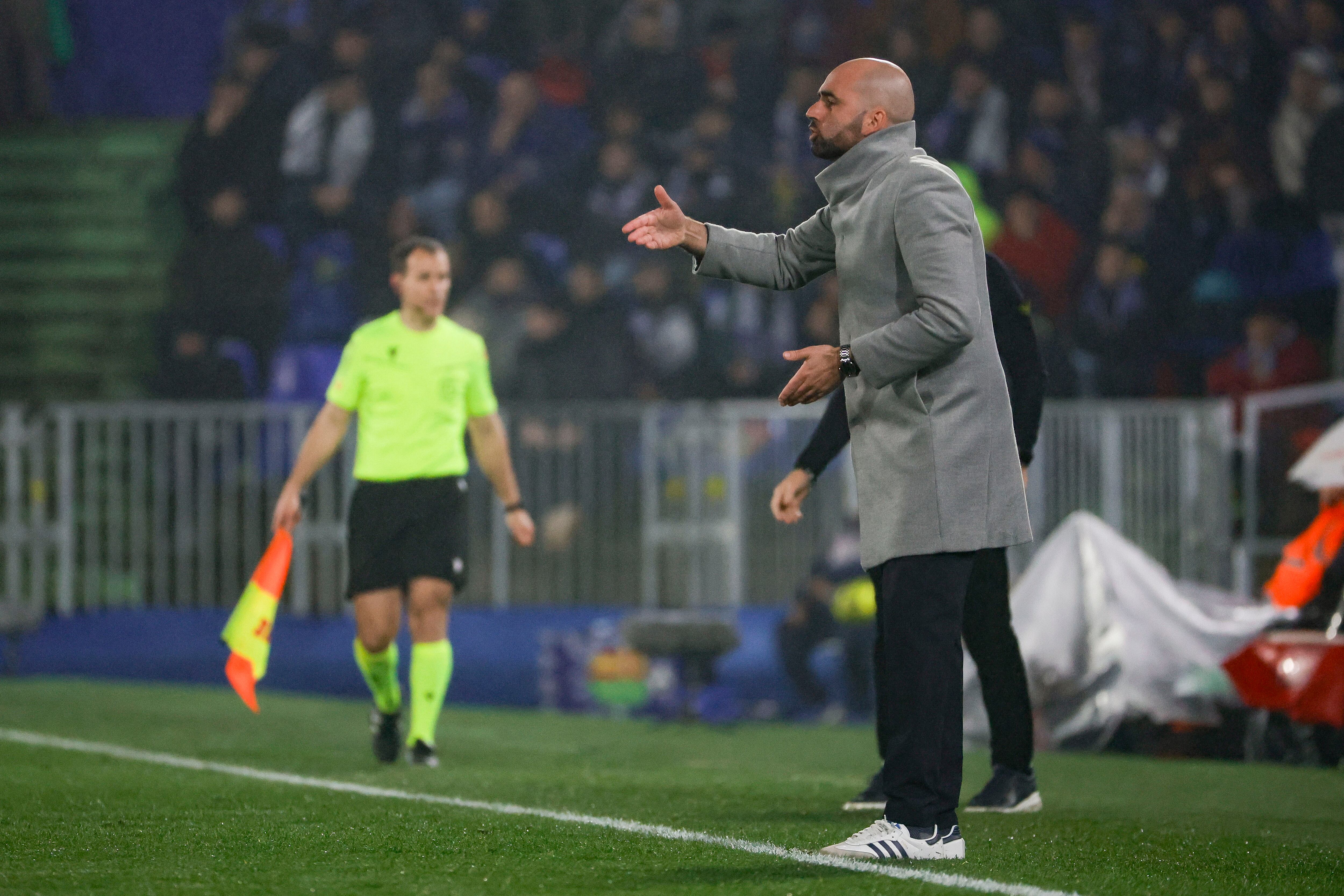 GETAFE, 01/02/2026.- El técnico del Celta, Claudio Giráldez, durante el encuentro correspondiente a la jornada 22 de Laliga EA Sports que disputan hoy Domingo Getafe y Celta en el Coliseum de la localidad madrileña. EFE / Zipi Aragón.