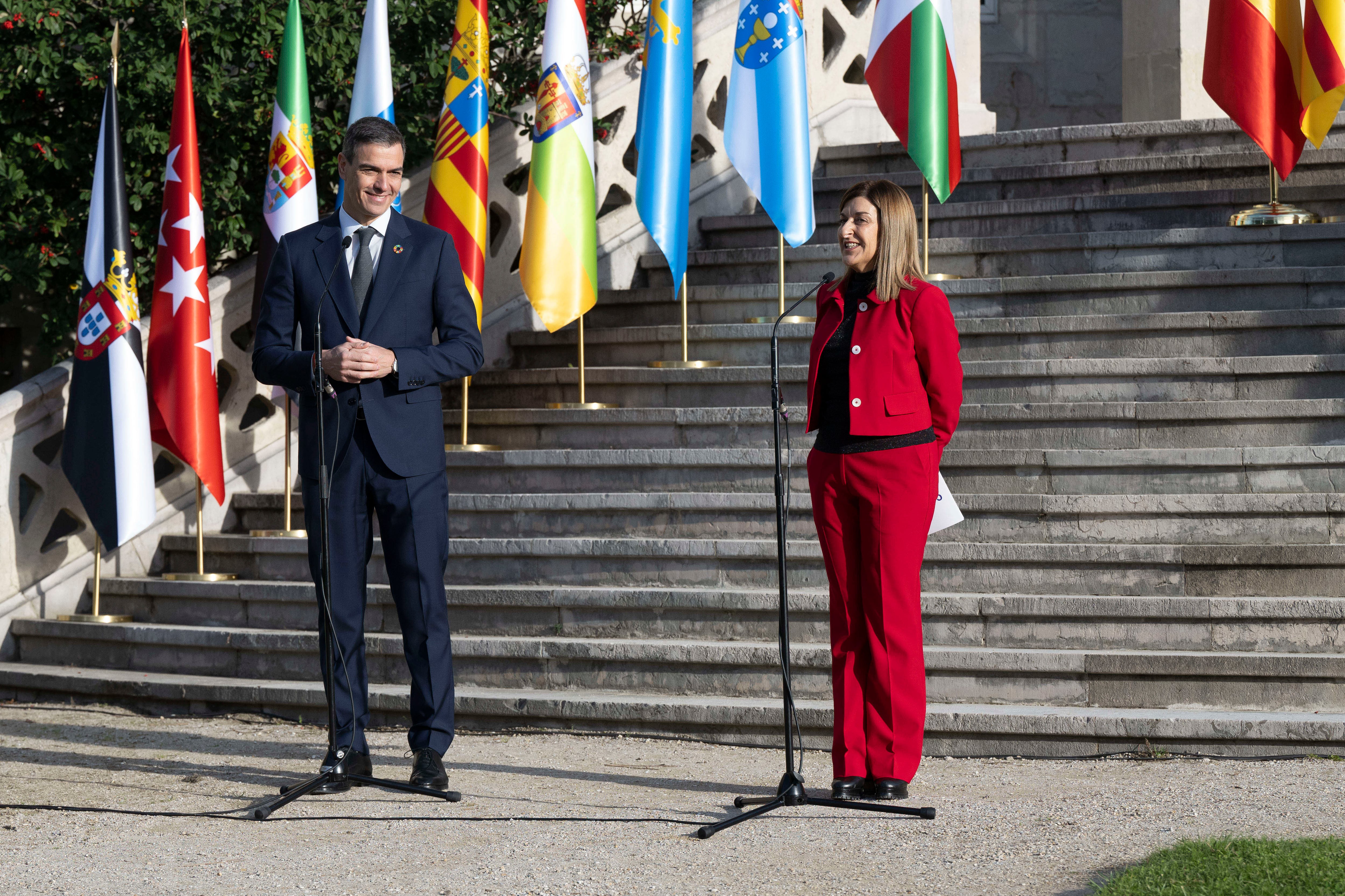 La presidenta de Cantabria, María José Sáenz de Buruaga y el presidente del Gobierno Pedro Sáchez, durante la declaración institucional en el Palacio de la Magdalena de Santander, este viernes en la XXVII Conferencia de Presidentes. EFE/ Pedro Puente Hoyos