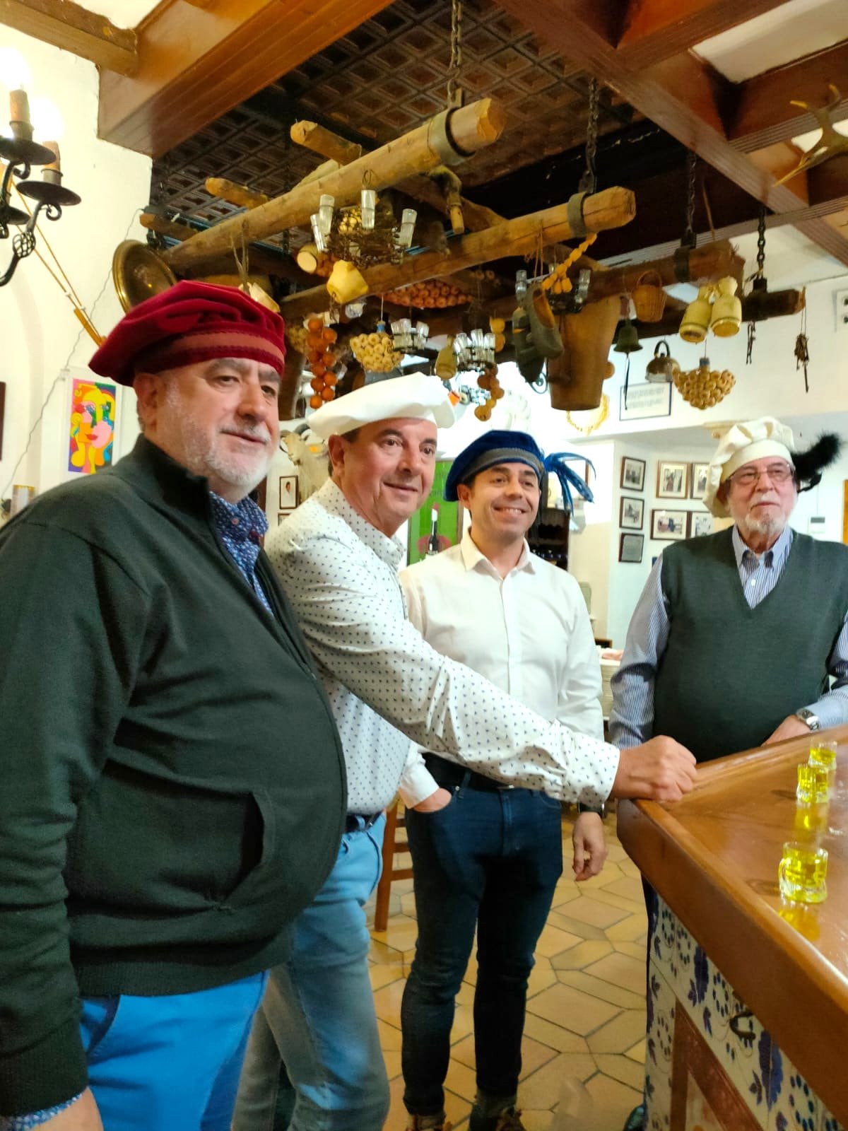J, Basi, Manuel y Miguel en la Hostería del Laurel, Sevilla
