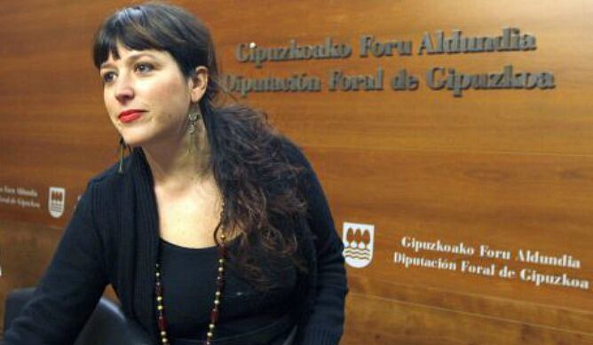 La portavoz de la Diputación de Gipuzkoa, Larraitz Ugarte, antes de comenzar una rueda de prensa.