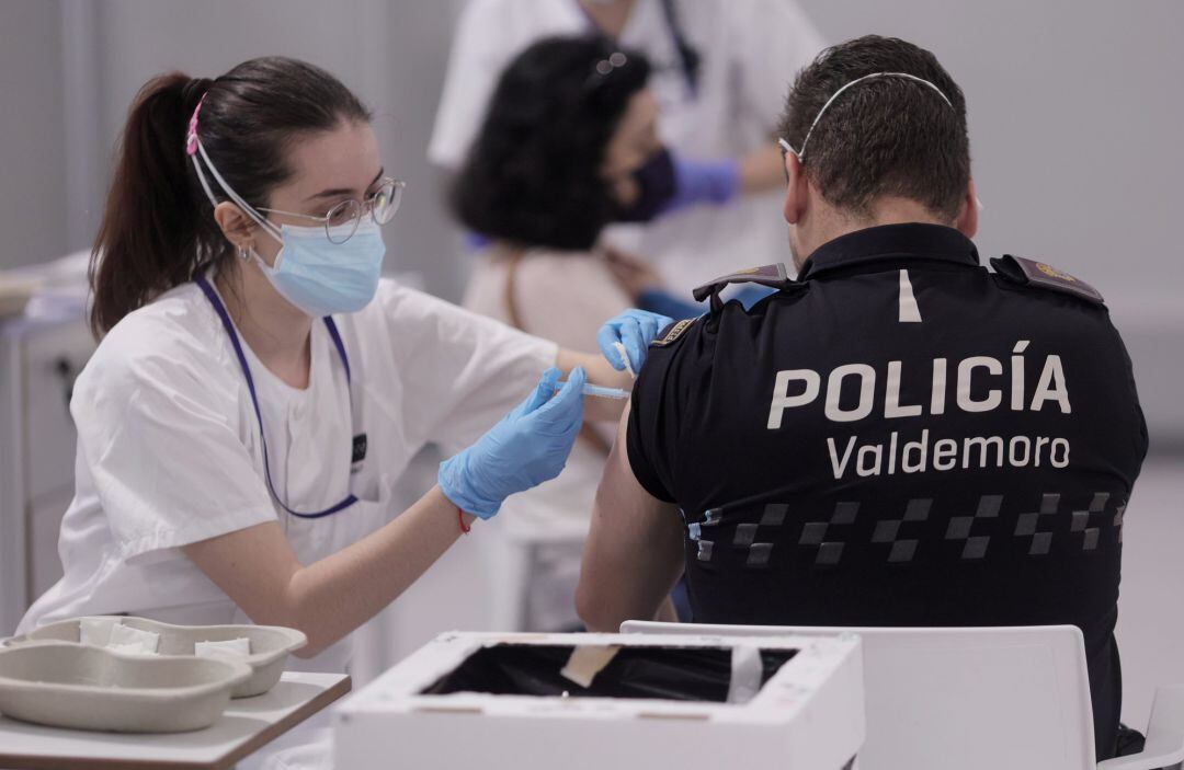 Un policía de Valdemoro recibe la segunda dosis de la vacuna contra el Covid-19, este martes, 1 de junio de 2021, en el Hospital Isabel Zendal, en Madrid, (España). La Comunidad de Madrid comenzó esta semana a vacunar a las 213.300 personas menores de 60 años que recibieron la primera dosis de AstraZeneca y que tenían pendiente que se les inocule la segunda de la misma marca o de Pfizer, como recomienda el Gobierno central.