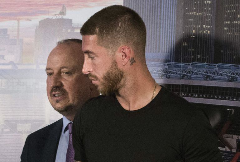 Ramos, junto a Benítez en el Palco de Honor del Santiago Bernabéu