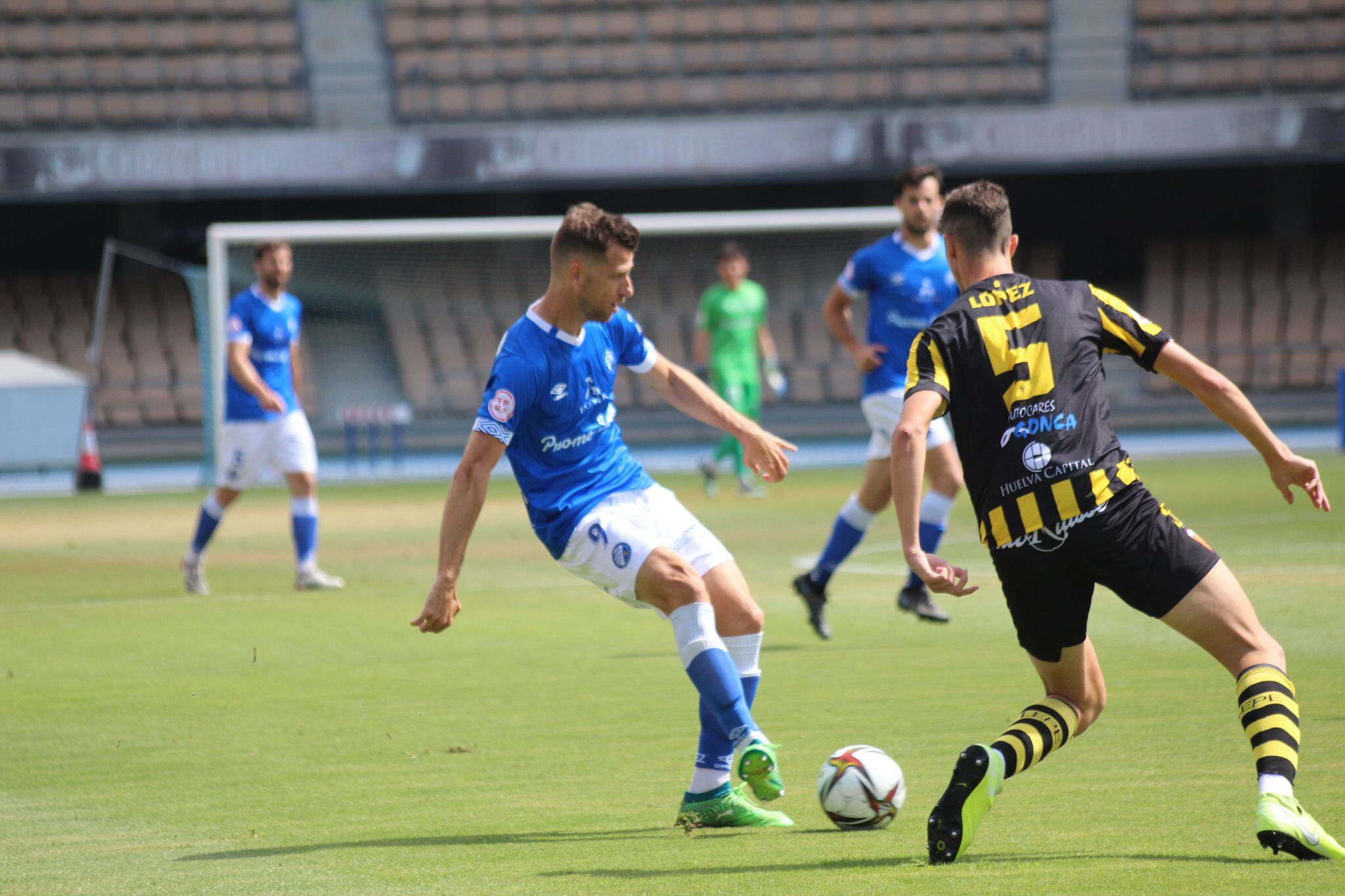 Máyor durante una acción del partido ante el San Roque de Lepe de