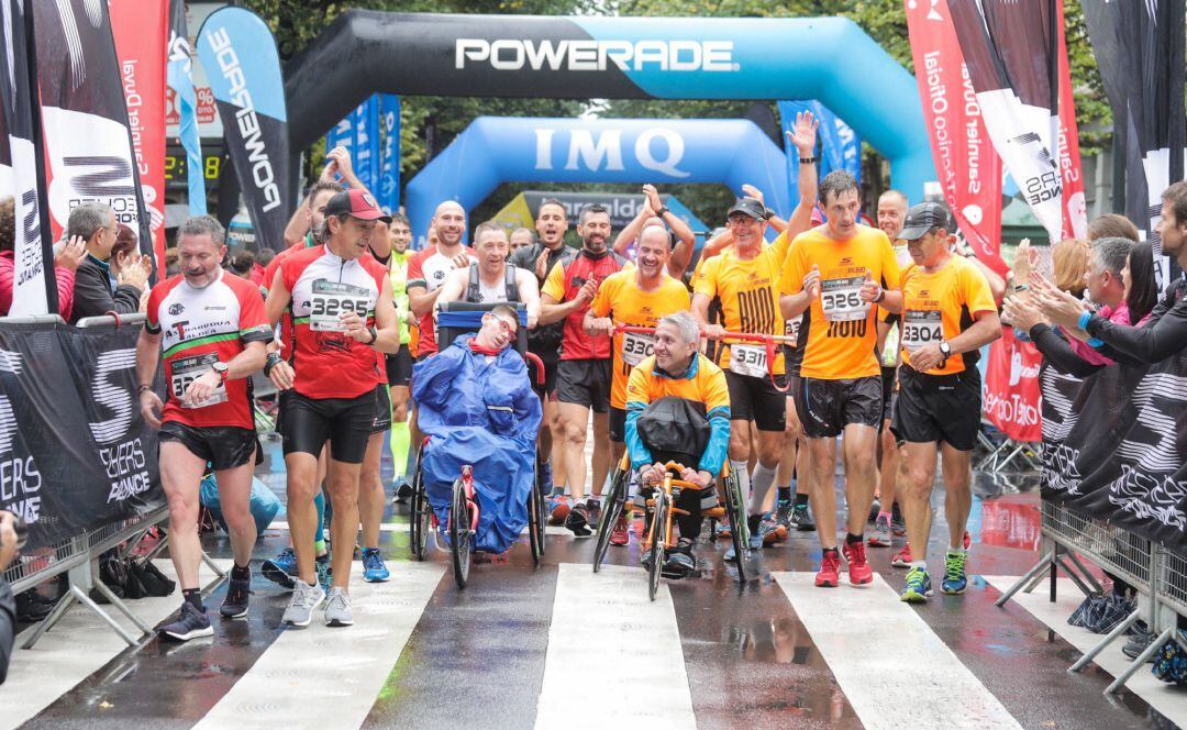  
 Más de un millar de atletas han participado este domingo en la Gernika-Bilbao Running, con cuatro salidas desde diferentes puntos de Bizkaia y llegada a Bilbao, a la que se han sumado dos personas con discapacidad que han completado el trayecto desde 