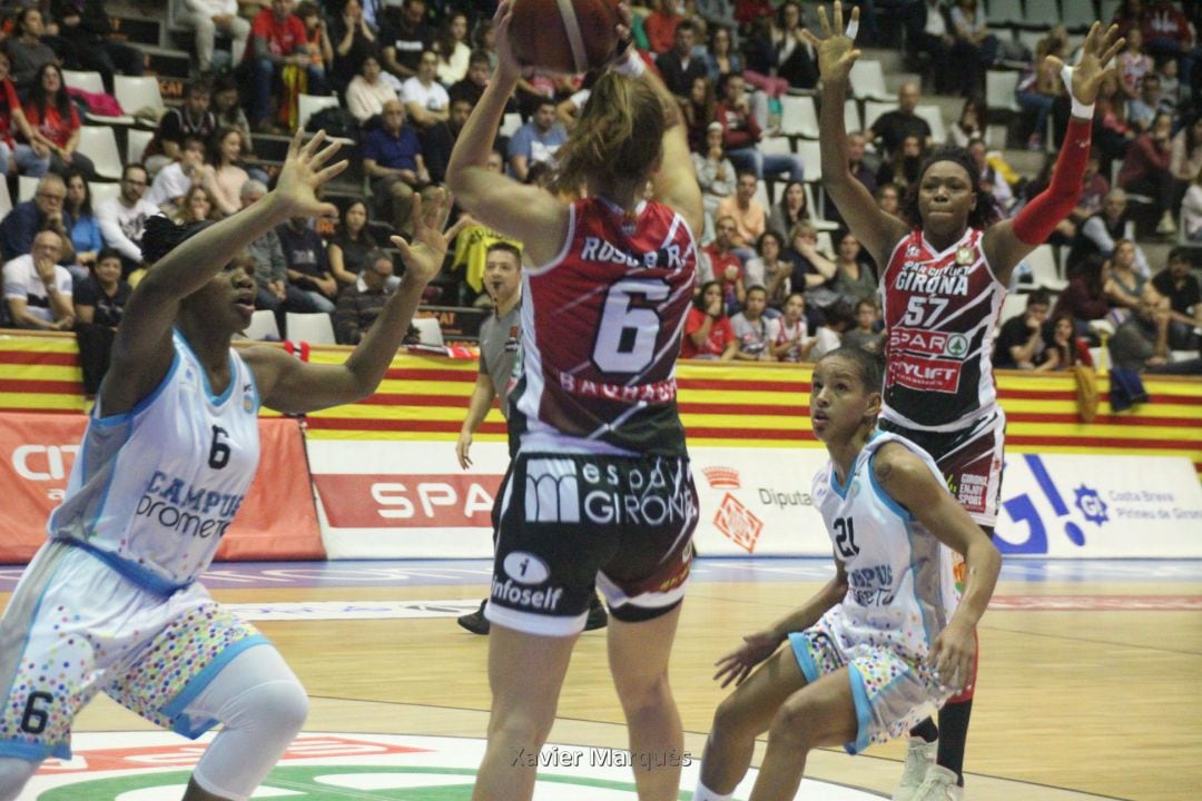 Rosó Buch defensada per Dongue a punt d'assistir a Coulibaly.