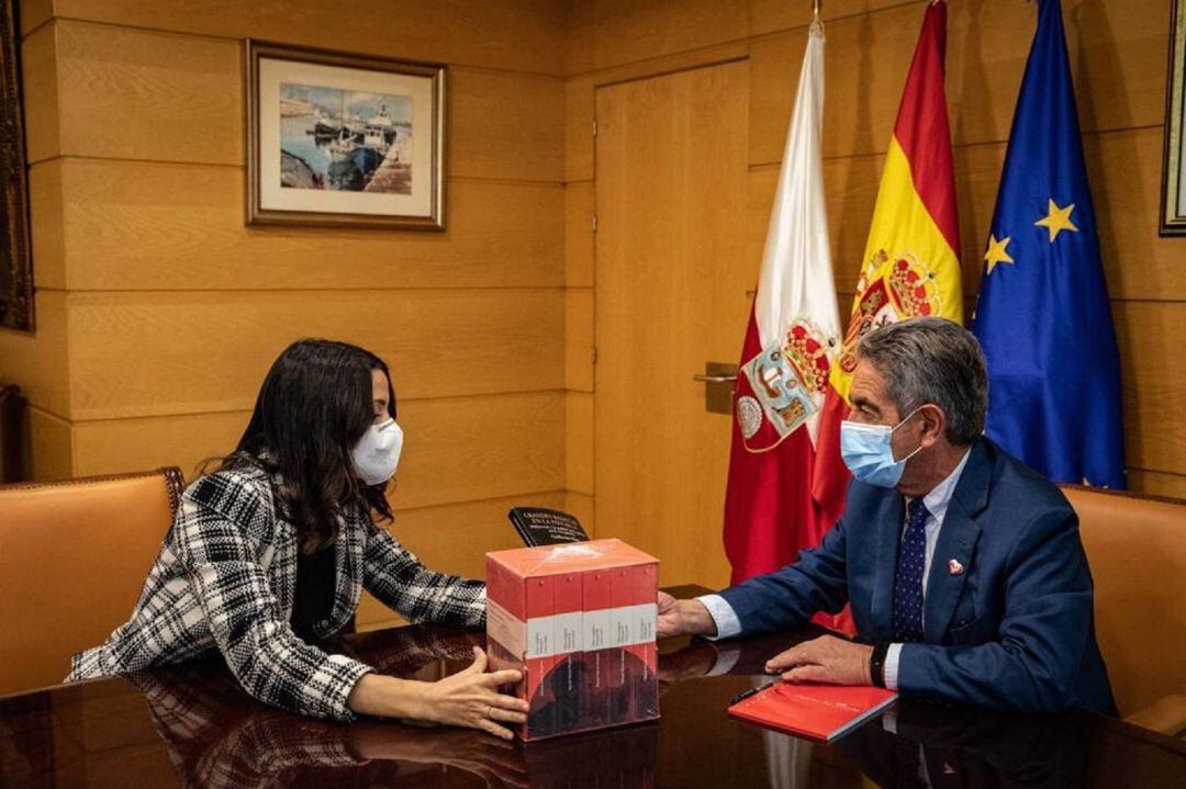 La líder de Ciudadanos, Inés Arrimadas, se ha reunido este sábado, por primera vez, con el presidente de Cantabria, Miguel Ángel Revilla