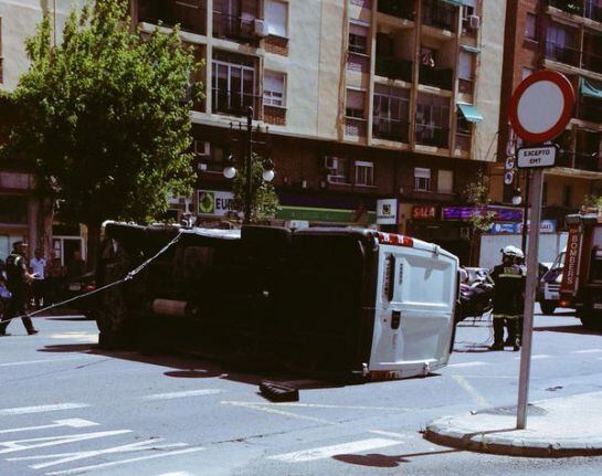 Otra imagen del vuelco de una furgoneta en la avenida del Cid