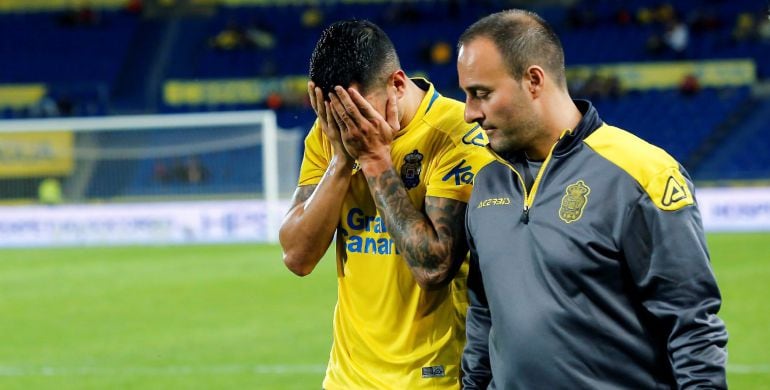 El centrocampista Vitolo abandona el terreno de juego acompañado del fisioterapeuta de la UD Las Palmas, Juan Naranjo.