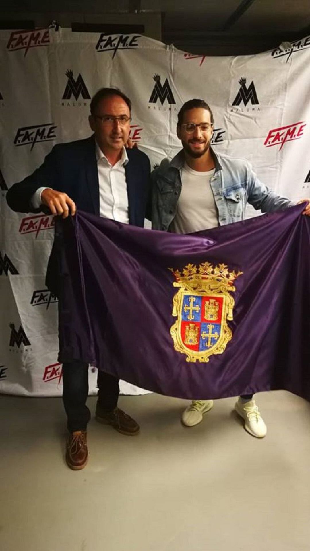 Maluma junto al Alcalde de Palencia