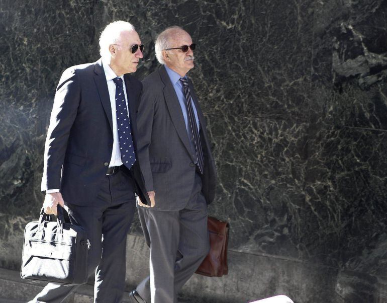 El expresidente de la Autoridad Portuaria de Gijón Fernando Menéndez Rexach a su llegada a la Audiencia.