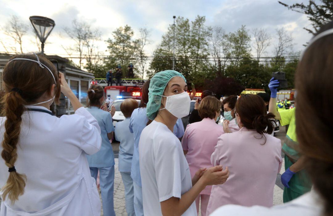 Profesionales sanitarios aplaudiendo.