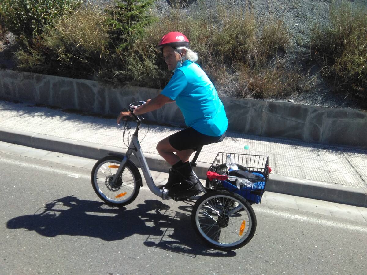 Pilar Buzunariz en su bicicleta