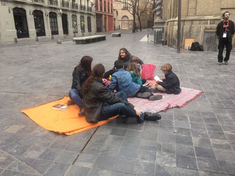 Una familia disfruta del picnic literario en la Plaza San Felipe