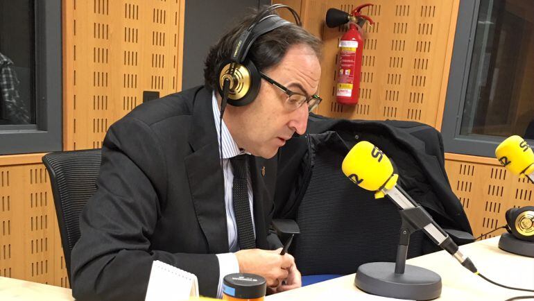 El Alcalde en los estudios de la SER respondiendo a las preguntas de la redaccion y de los oyentes en la secci&oacute;n "El Alcalde Responde".