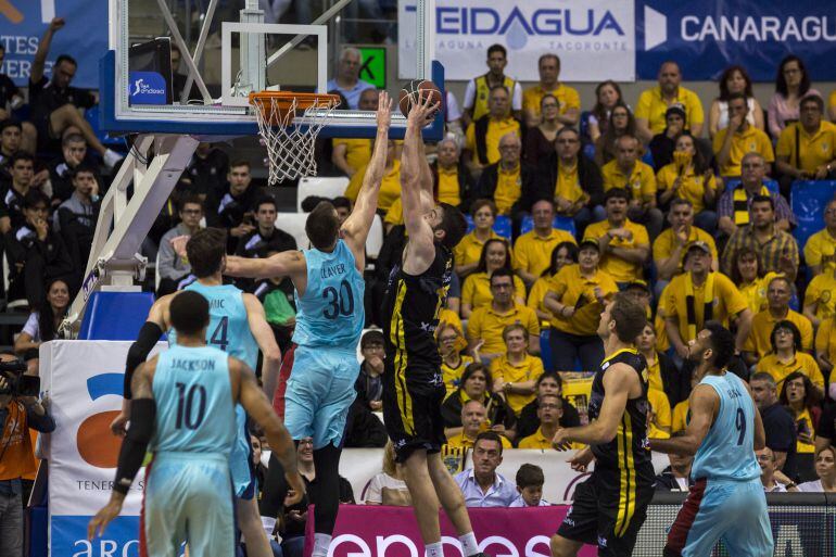 Tobey trata de anotar ante la defensa de Claver