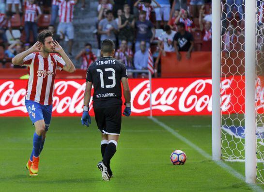 GRA124. GIJÓN, 11/09/2016.- El delantero croata del Sporting Duje Cop (i), celebra el gol marcado ante el Leganés, durante el partido de la tercera jornada de liga de Primera División, disputado hoy en el estadio el Molinón. EFE/Alberto Morante