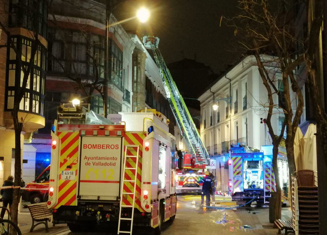 Los bomberos intervienen en el incendio de la calle Héroes de Alcántara