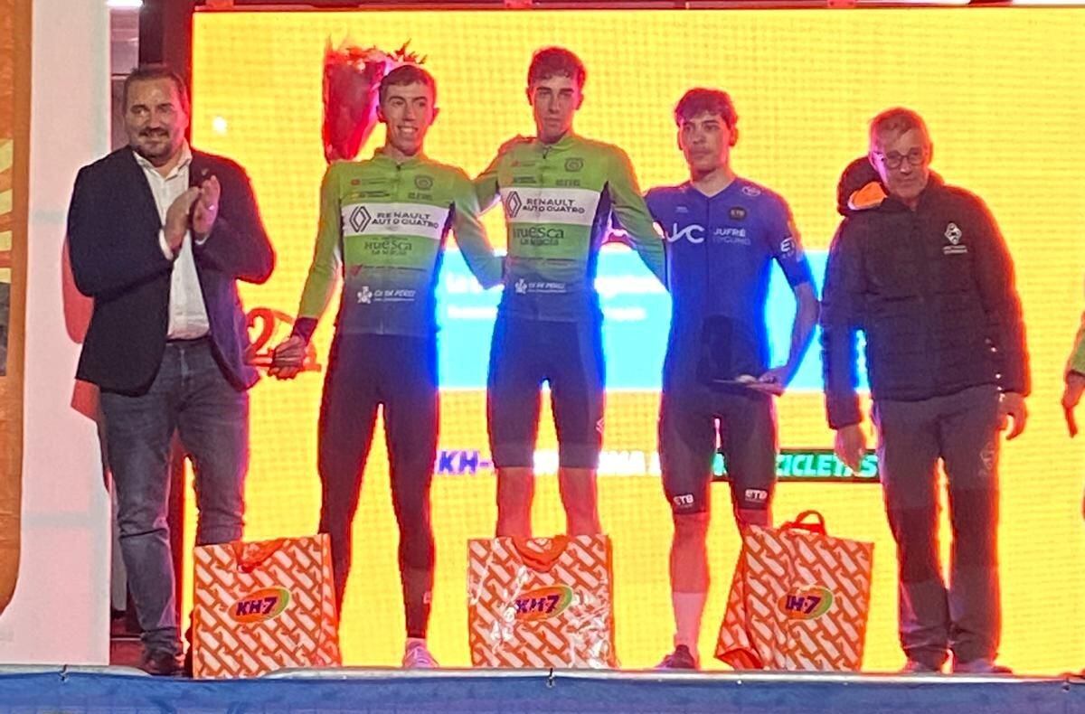 Javier Zaera en el podio junto a David Ivars del Huesca la Magia CC Oscense
