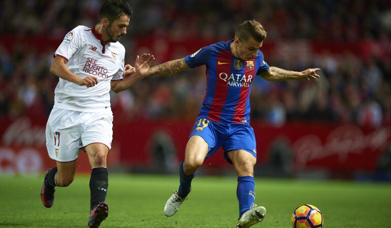 Sarabia trata de quitarle la pelota a Digne