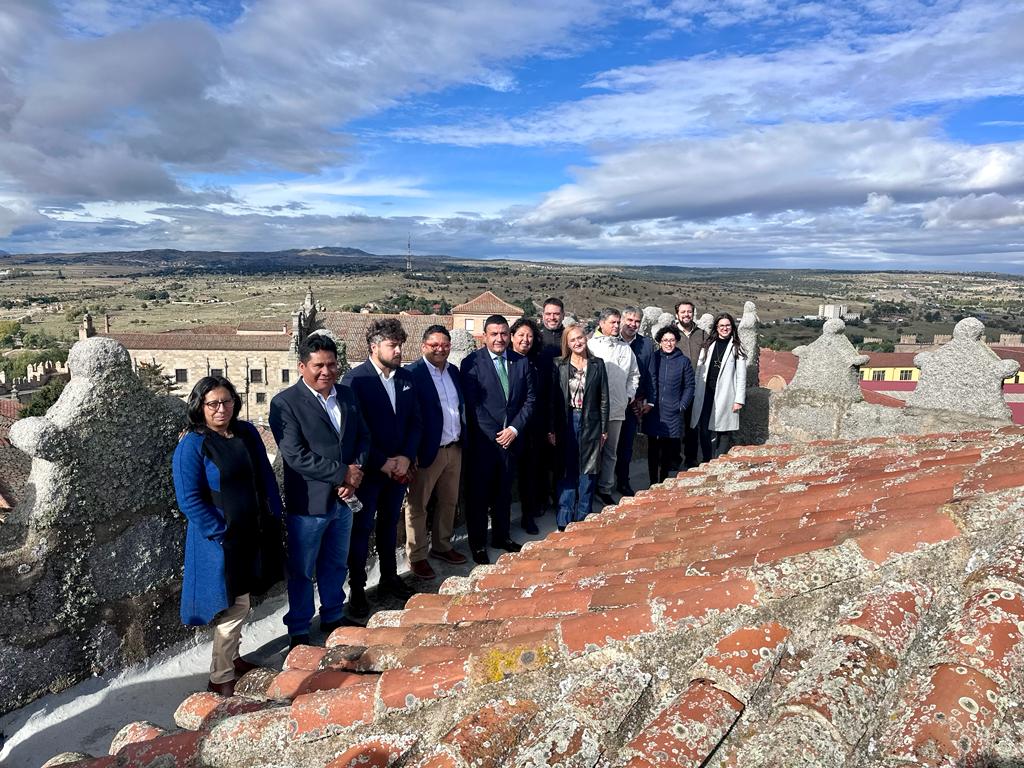 La delegación en el Torreón de los Guzmanes con el presidente de la Diputación