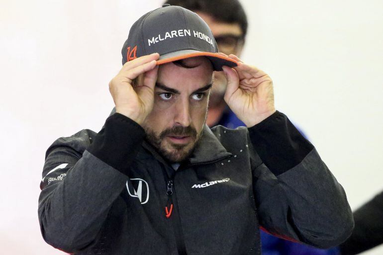 Alonso, en el paddock del GP de China