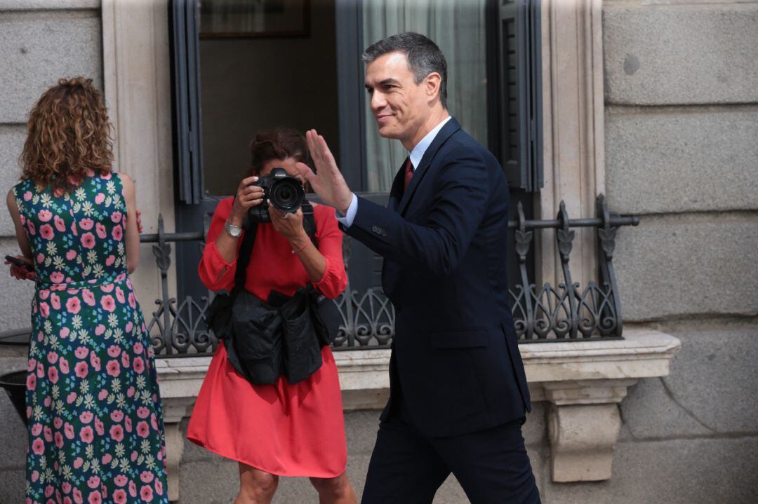 Sánchez saluda a su llegada al Congreso antes de pronunciar su discurso de investidura.