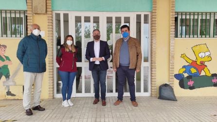 Foto de familia con delegado, alcaldesa y director del colegio