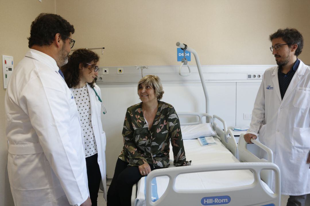 Una de les pacients amb el personal mèdic