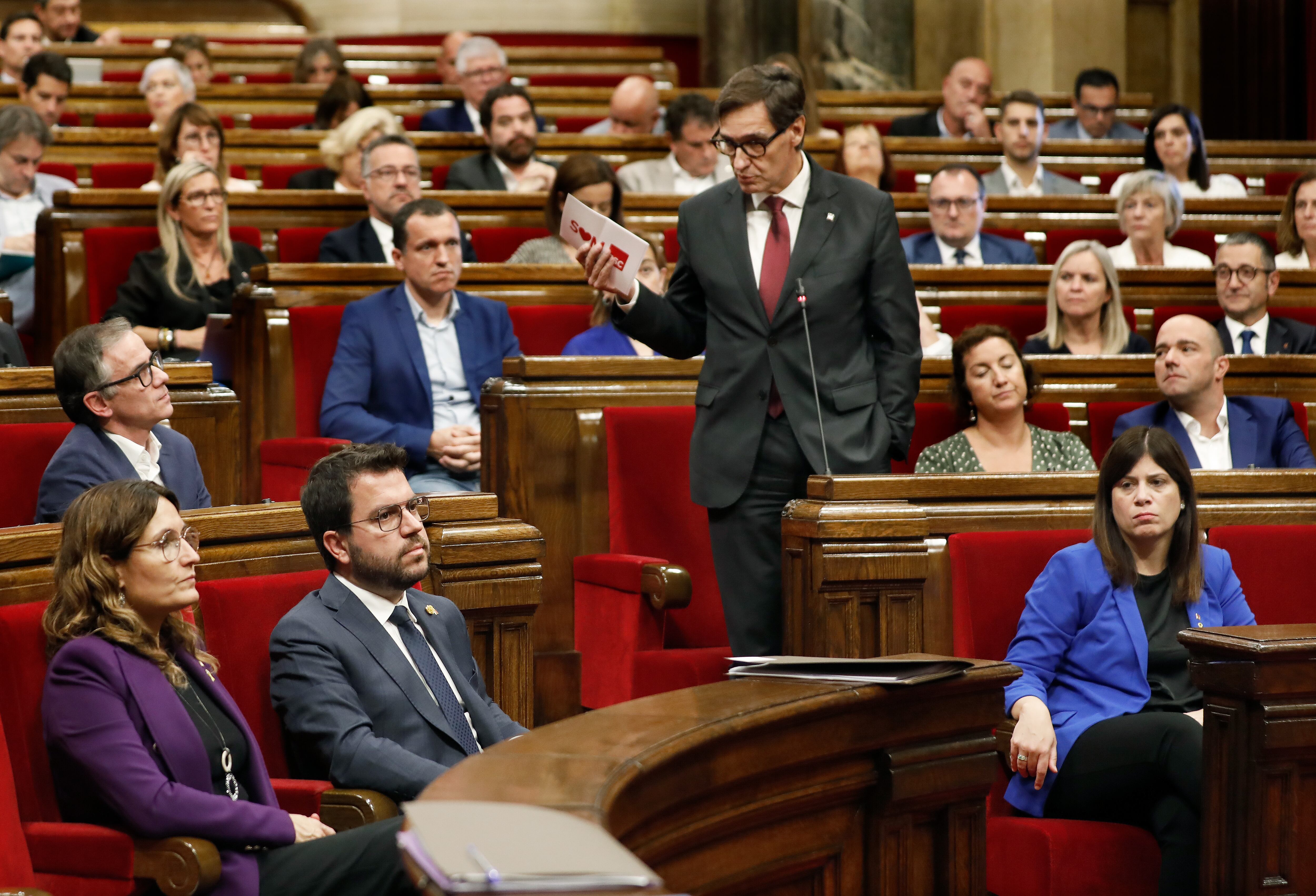 El líder del PSC, Salvador Illa, interpel·la el president de la Generalitat, Pere Aragonès, durant la sessió de control al govern català que se celebra al ple del Parlament