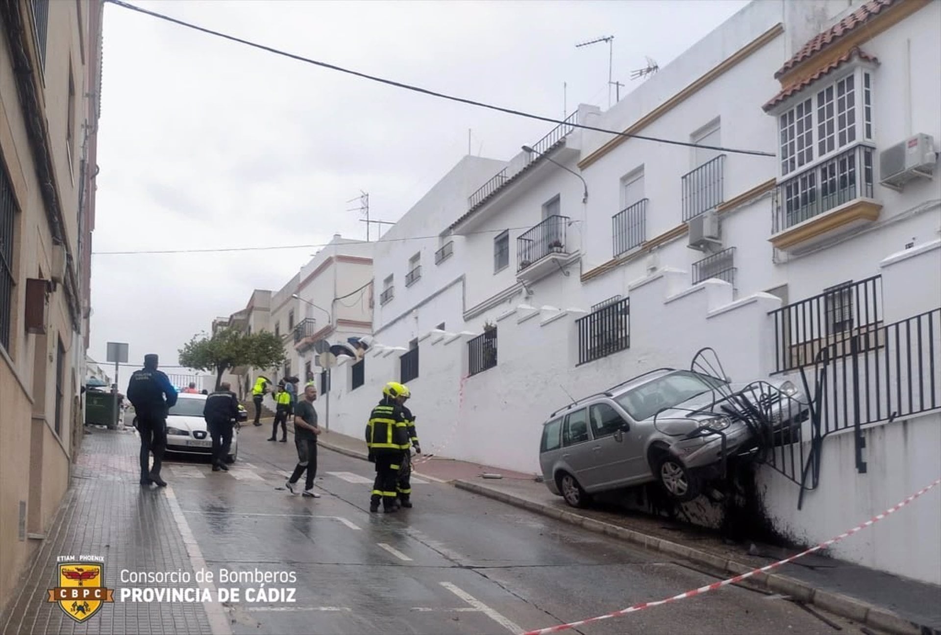 Aparatoso accidente en Arcos al empotrar un conductor su vehículo contra un muro