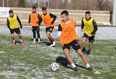 Rovirola, con el balón por delante de los canteranos Javi Fernández y Manso