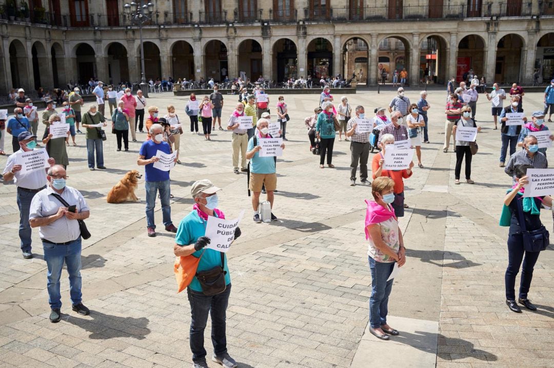 Concentración de pensionistas en la plaza de España de Vitoria