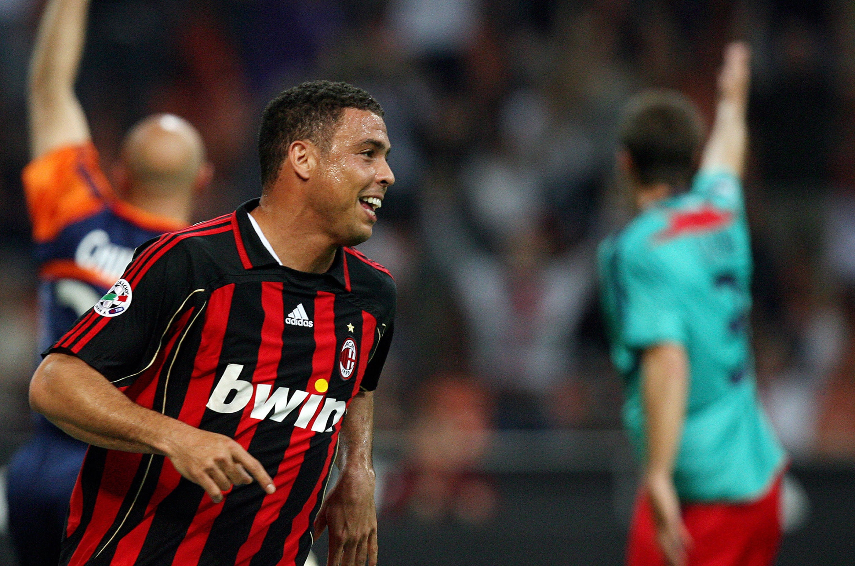 Ronaldo Nazario celebra un gol con la camiseta del AC Milan