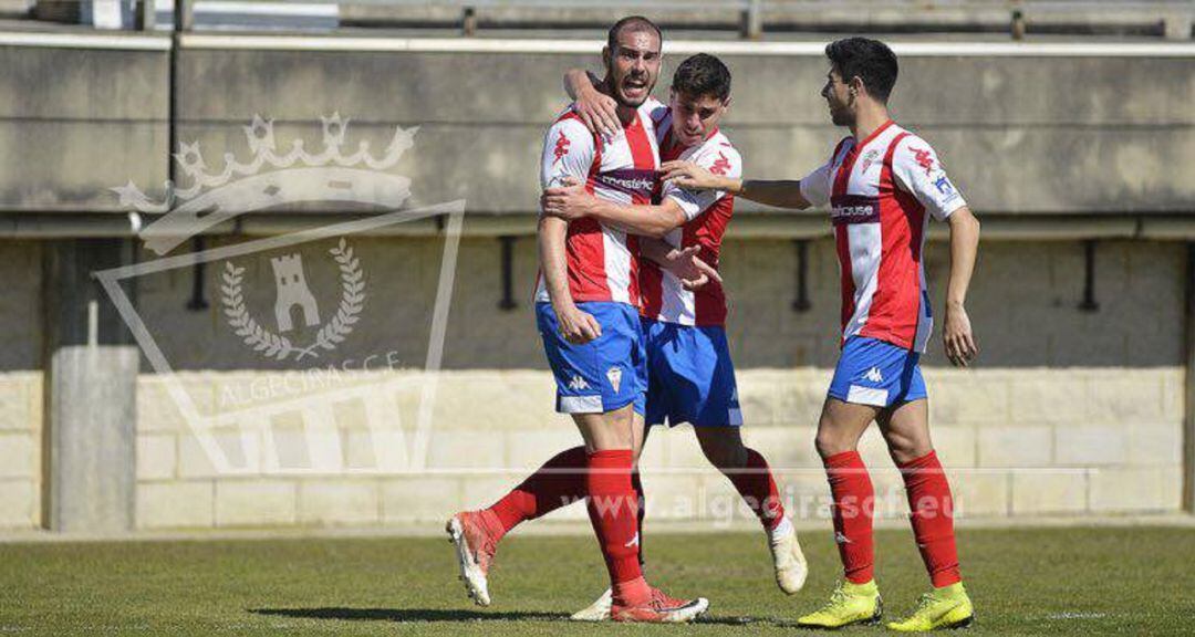 Antonio Sánchez festeja un gol.